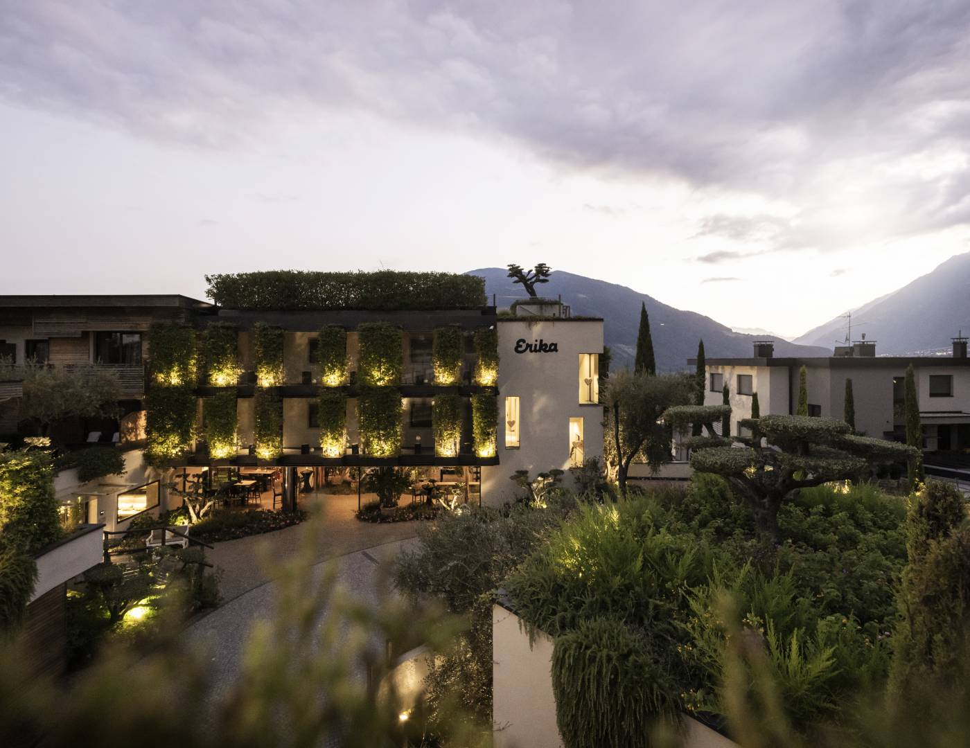 Blick auf das leuchtende Hotel Erika in Dorf Tirol/Südtirol